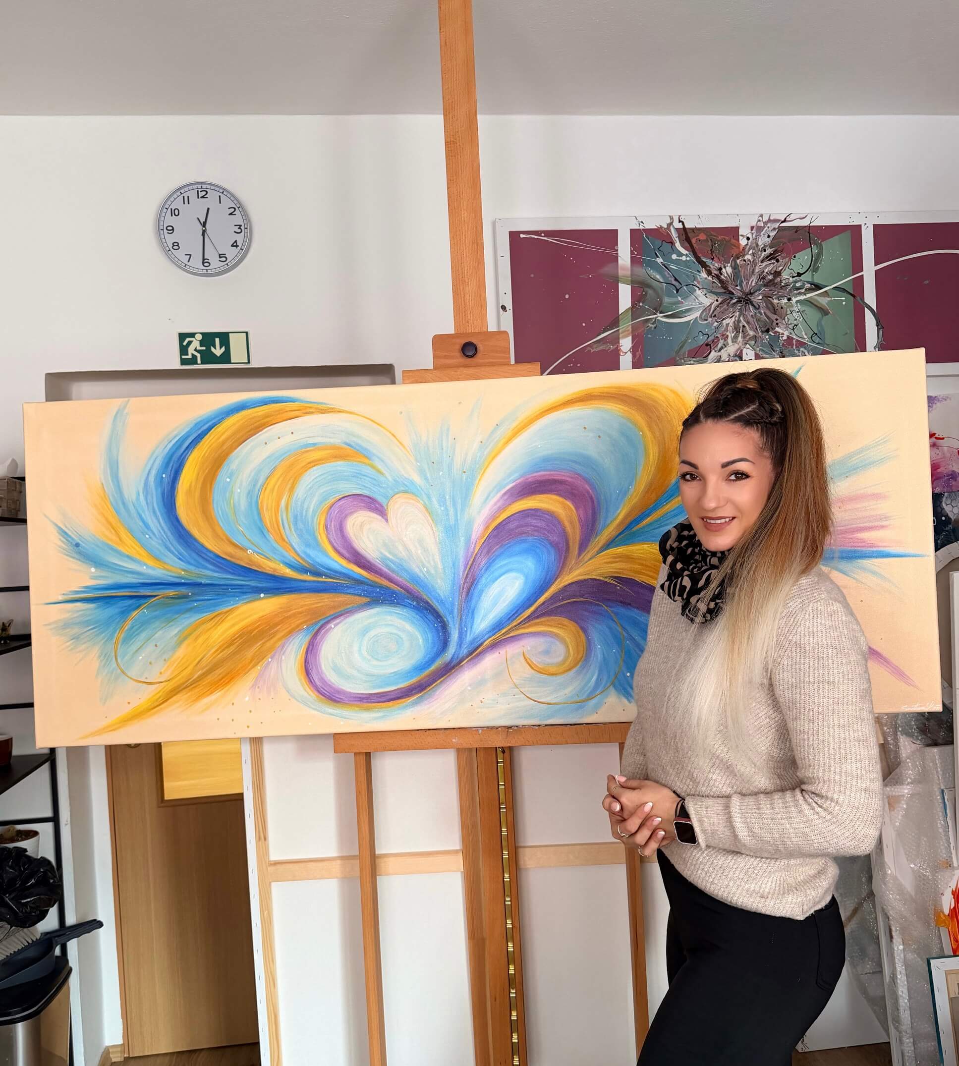 Jemná abstrakce s plynulými přechody barev a klidnou kompozicí vyjadřující stabilitu a blízkost.