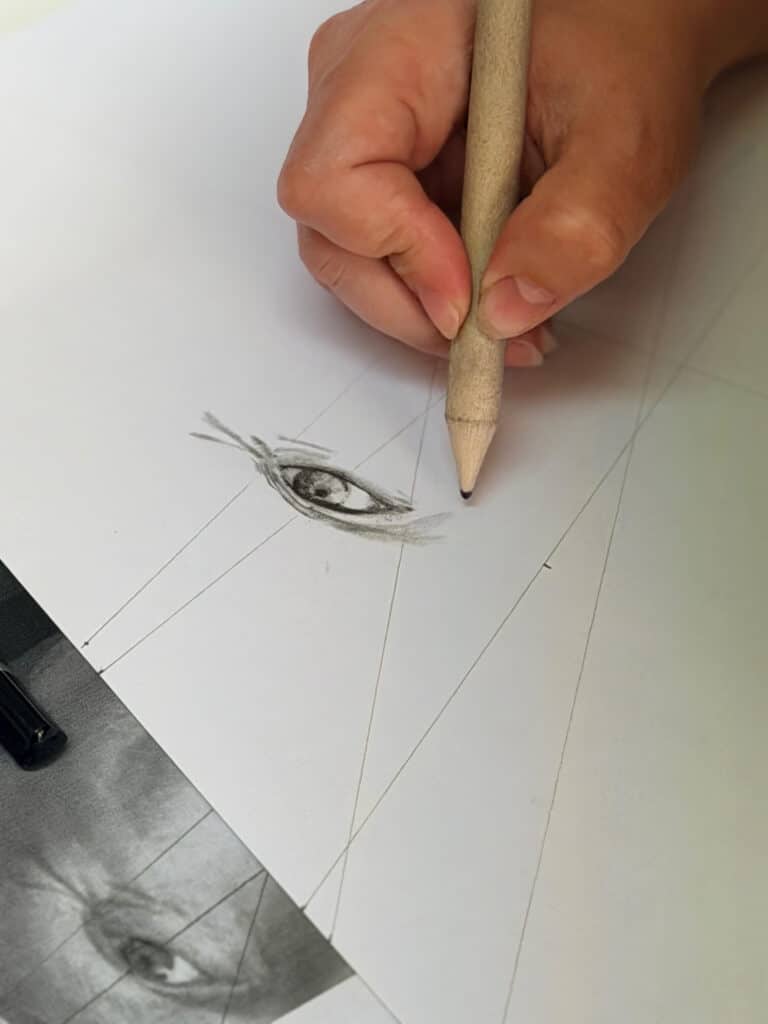 Účastnice víkendového kurzu kresby portrétu tužkou v ateliéru v Berouně při práci na portrétu podle fotografie