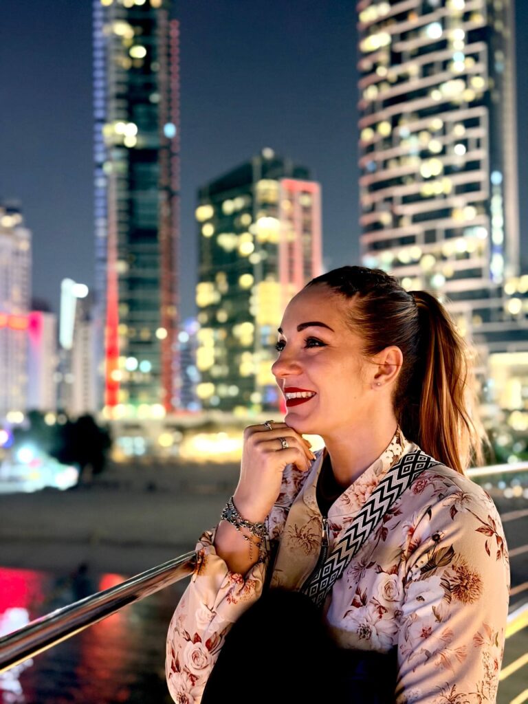 Dubaj byla inspirací. Pocit, který ve mně zanechala, se stal obrazem. Protože některá místa neopouštíme ani ve chvíli, kdy už jsme dávno doma.