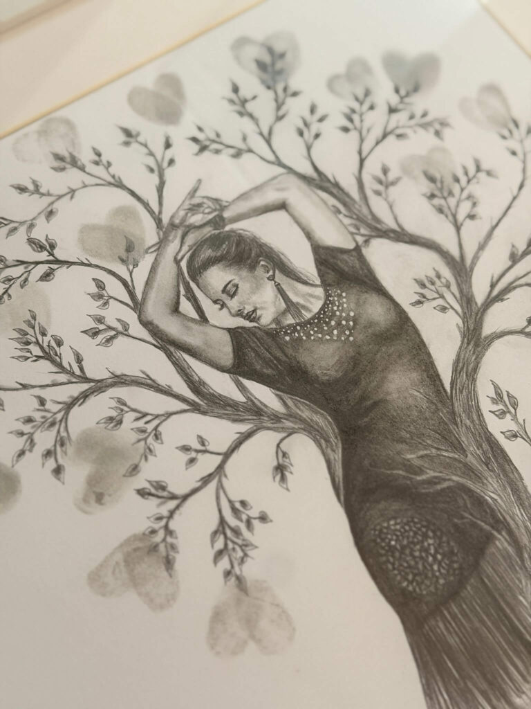 Detail autorské kresby tužkou ženy propojené s kmenem stromu. Jemně stínovaný černobílý motiv symbolizuje klid, sílu, propojení s přírodou a vlastními kořeny.