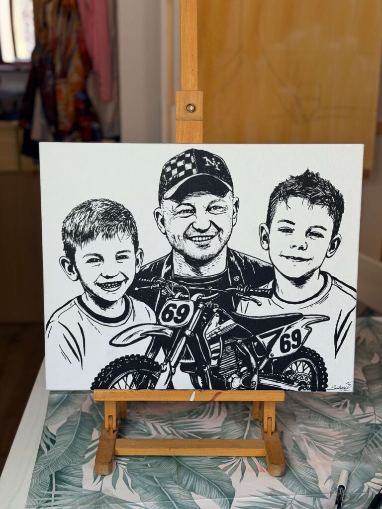 Černobílý portrét dědečka se dvěma vnuky a motokrosovou motorkou s číslem 69.