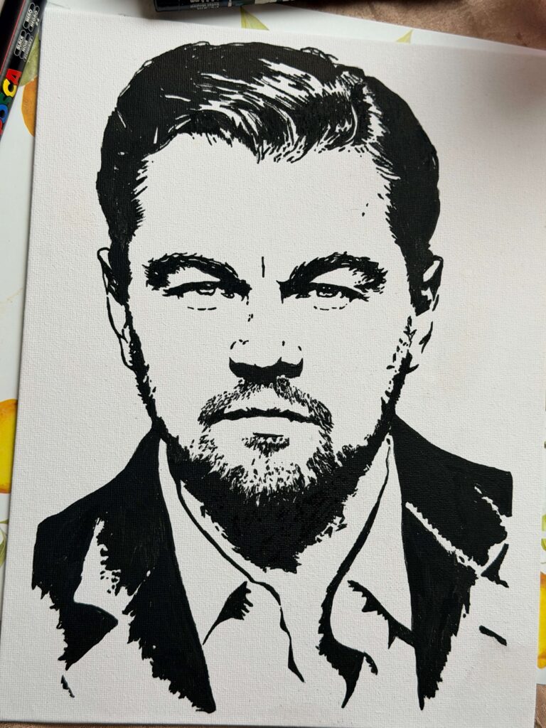 Černobílý portrét muže vytvořený POSCA fixy na plátně